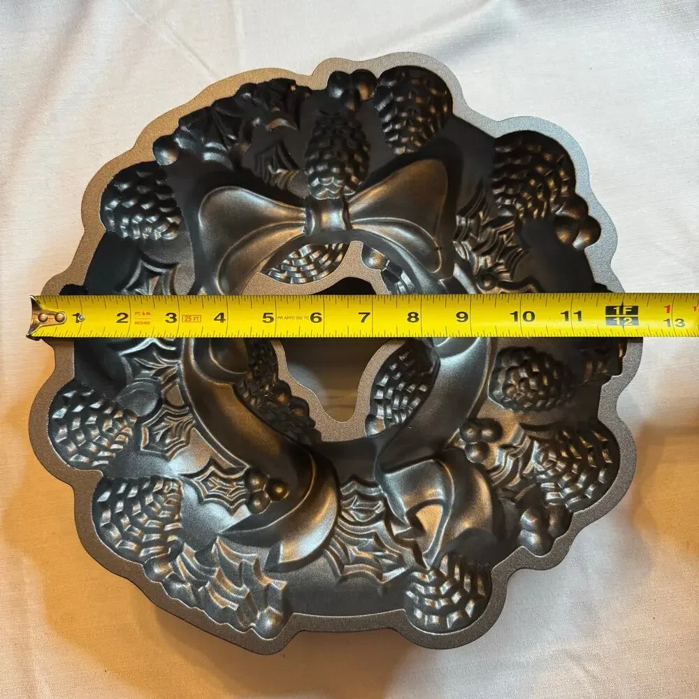 Nordic Ware Holiday Wreath Bundt Cake Pan NWOT 9 Cup Cast Aluminum Christmas